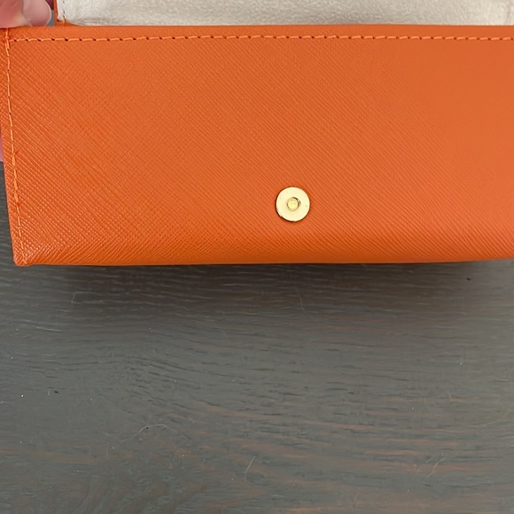 Authentic Tory Burch sun glass case. never used pristine condition! - Picture 6 of 10